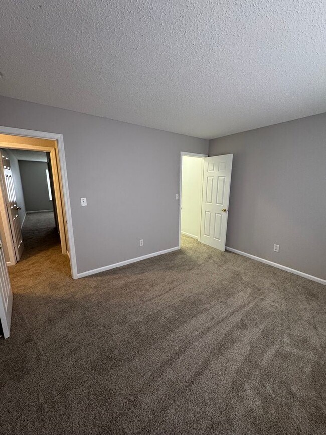Building Photo - Avon - 3 BR home with loft