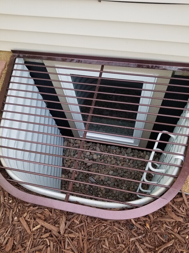 Building Photo - 2058 Sumac St