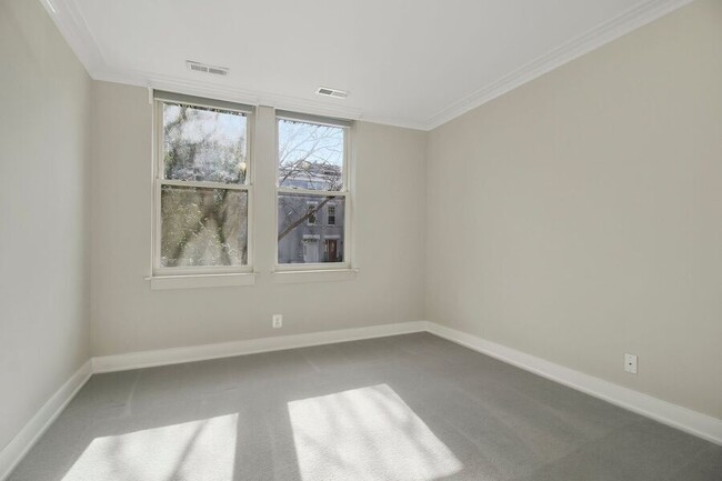 Building Photo - Sunny 3-Bedroom Corner Unit in Eckington/B...