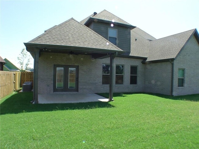 Building Photo - 1812 SW Edinburgh Ave