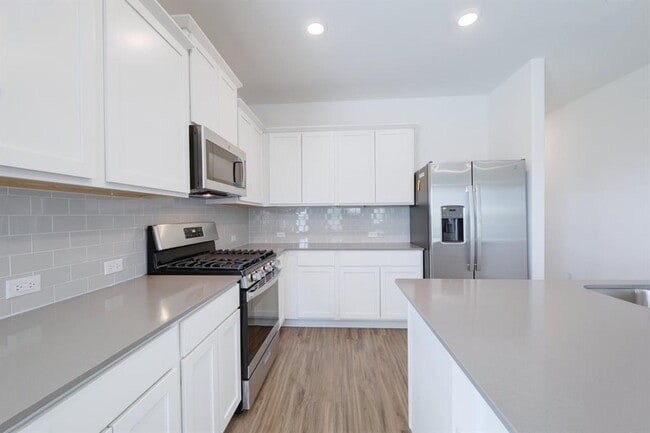Building Photo - 323 Mineral Springs Dr