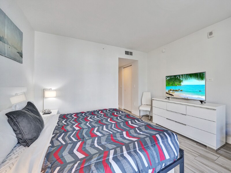 Building Photo - 2602 E Hallandale Beach Blvd