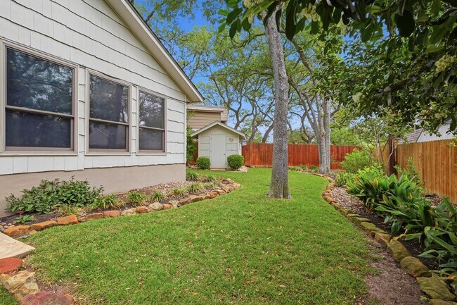 Building Photo - 1906 Hillingway St