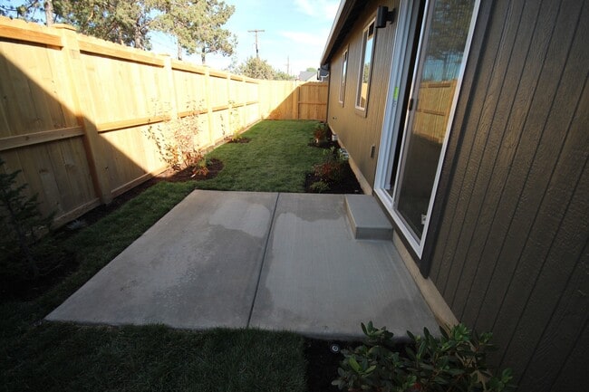 Building Photo - Like New SE Bend House, All Appliances, Do...