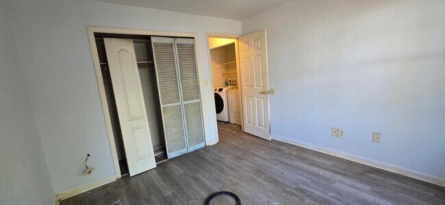 Building Photo - 6110 SW 10th Pl