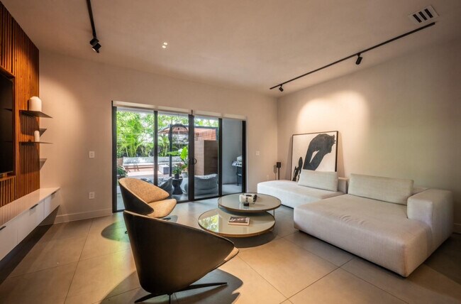 Building Photo - 1635 SW 19th Ter