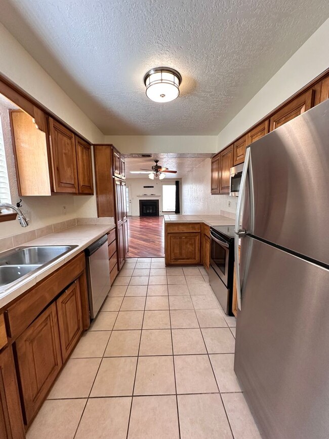 Building Photo - 2 Bedroom 2 Bath Townhome w/2 Car Garage and Refrigerated Air