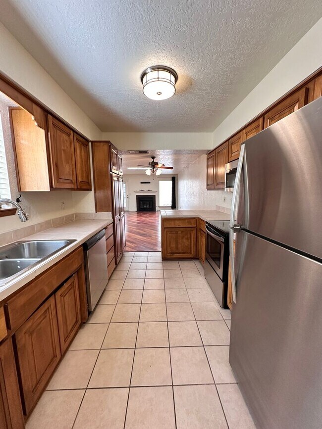Building Photo - Move in Special! 2 Bedroom 2 Bath Townhome w/2 Car Garage and Refrigerated Air