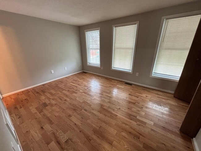 Building Photo - 3 bedrooms 3 bathrooms