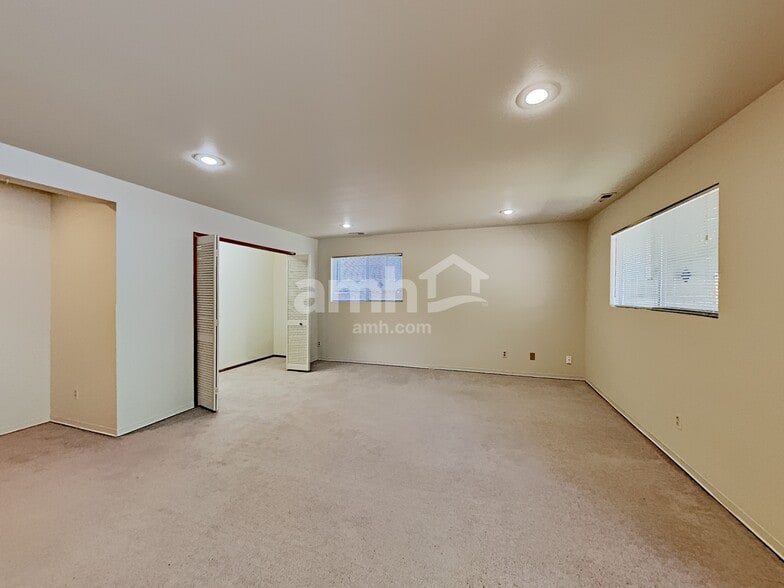 Building Photo - 2078 SE 8th Dr