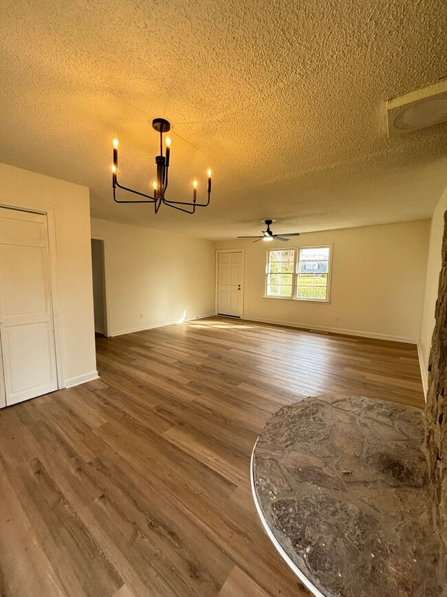 Building Photo - Cute ranch layout 3 bedroom 1 bath home in...