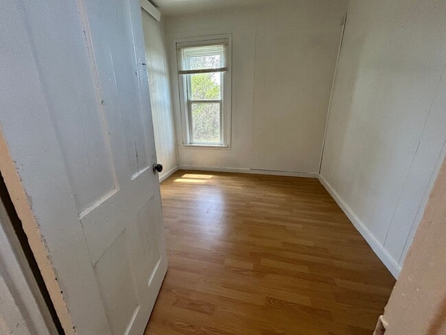 Building Photo - 2 Bed 1 Bath Large House with Fenced Yard and Washer Dryer Hookups