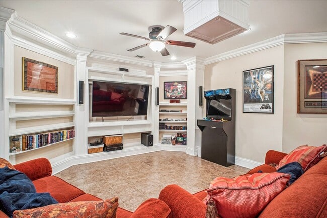 Building Photo - Stunning and Spacious Single Family Home S...