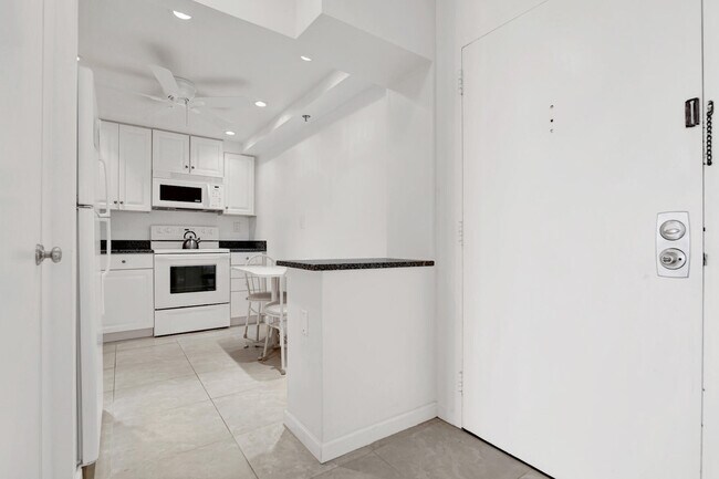 Building Photo - 3301 S Ocean Blvd