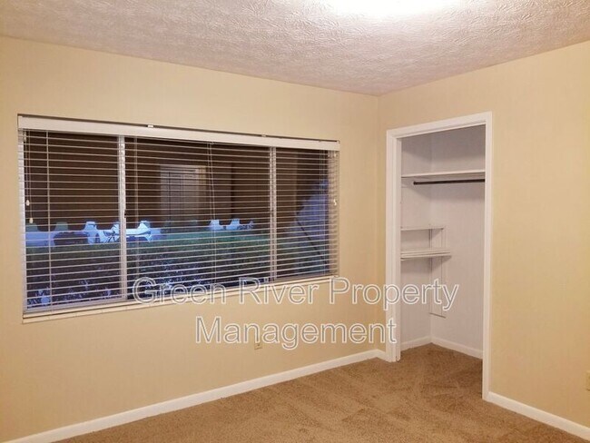 Building Photo - 2758 Oakdale Dr W