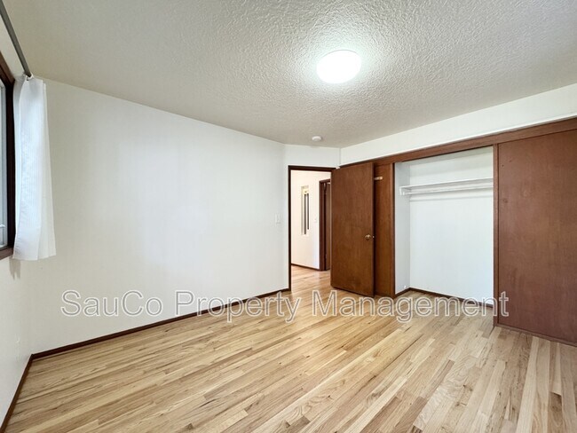 Building Photo - 4751 SW 53rd Ave