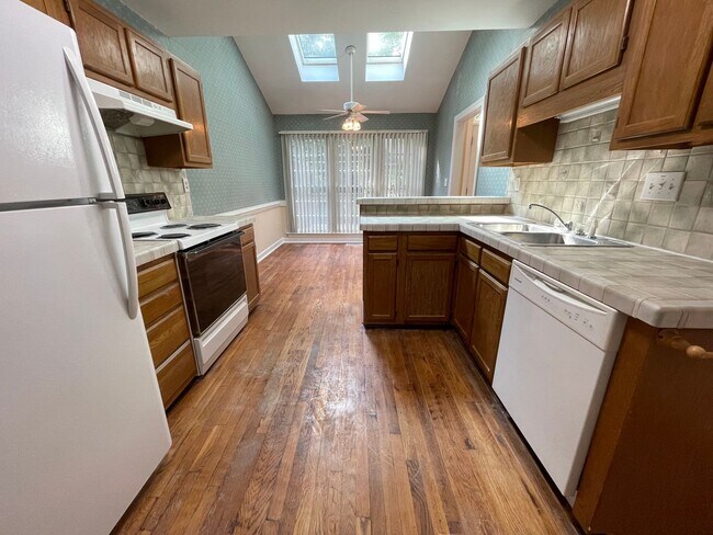 Building Photo - Light & Airy Townhome in Downing Creek, wo...
