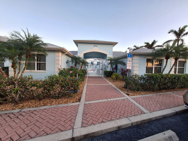 Building Photo - Beautifully upgraded Ground Floor condo wi...