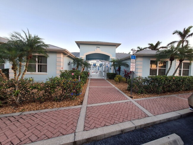 Building Photo - Beautifully upgraded Ground Floor condo with lake view