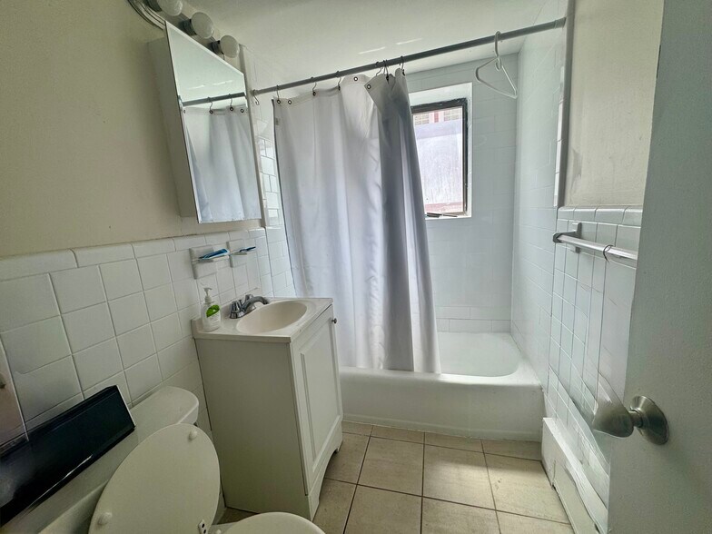 Building Photo - 16 Chester St