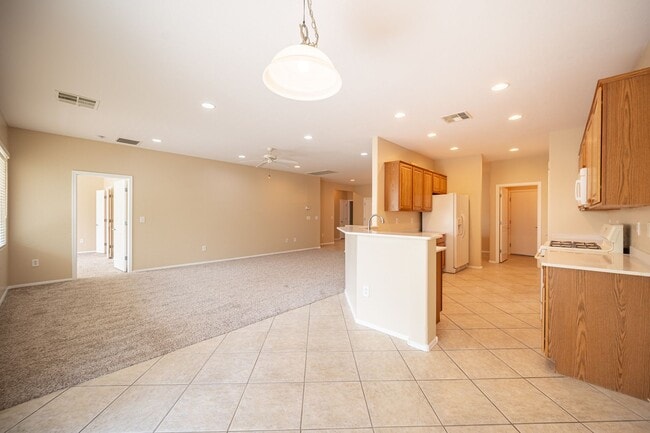 Building Photo - Beautiful single story home (55+). 3 Bed 2...