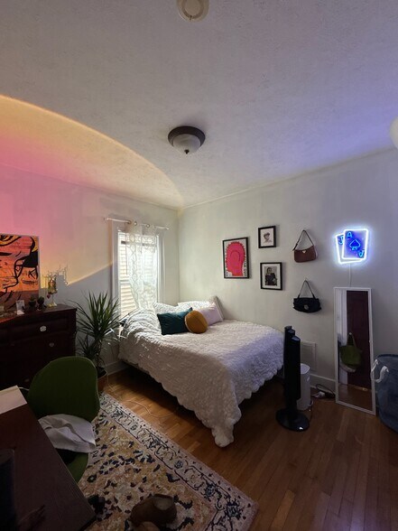 Building Photo - 702 Lancaster Ave