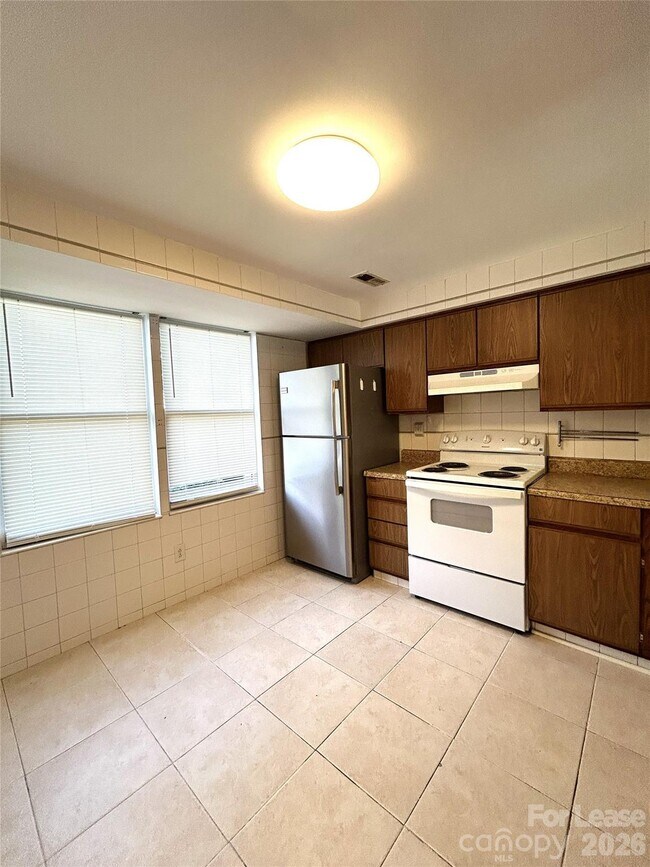 Building Photo - 9620 Vinca Cir