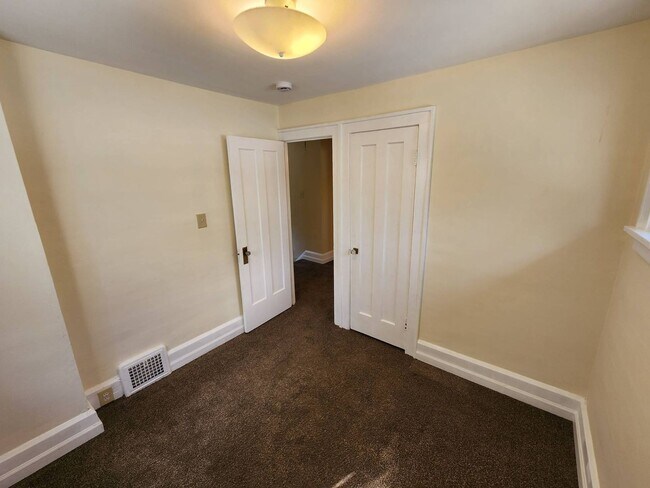 Building Photo - Charming 3-Bedroom Property In Prime location