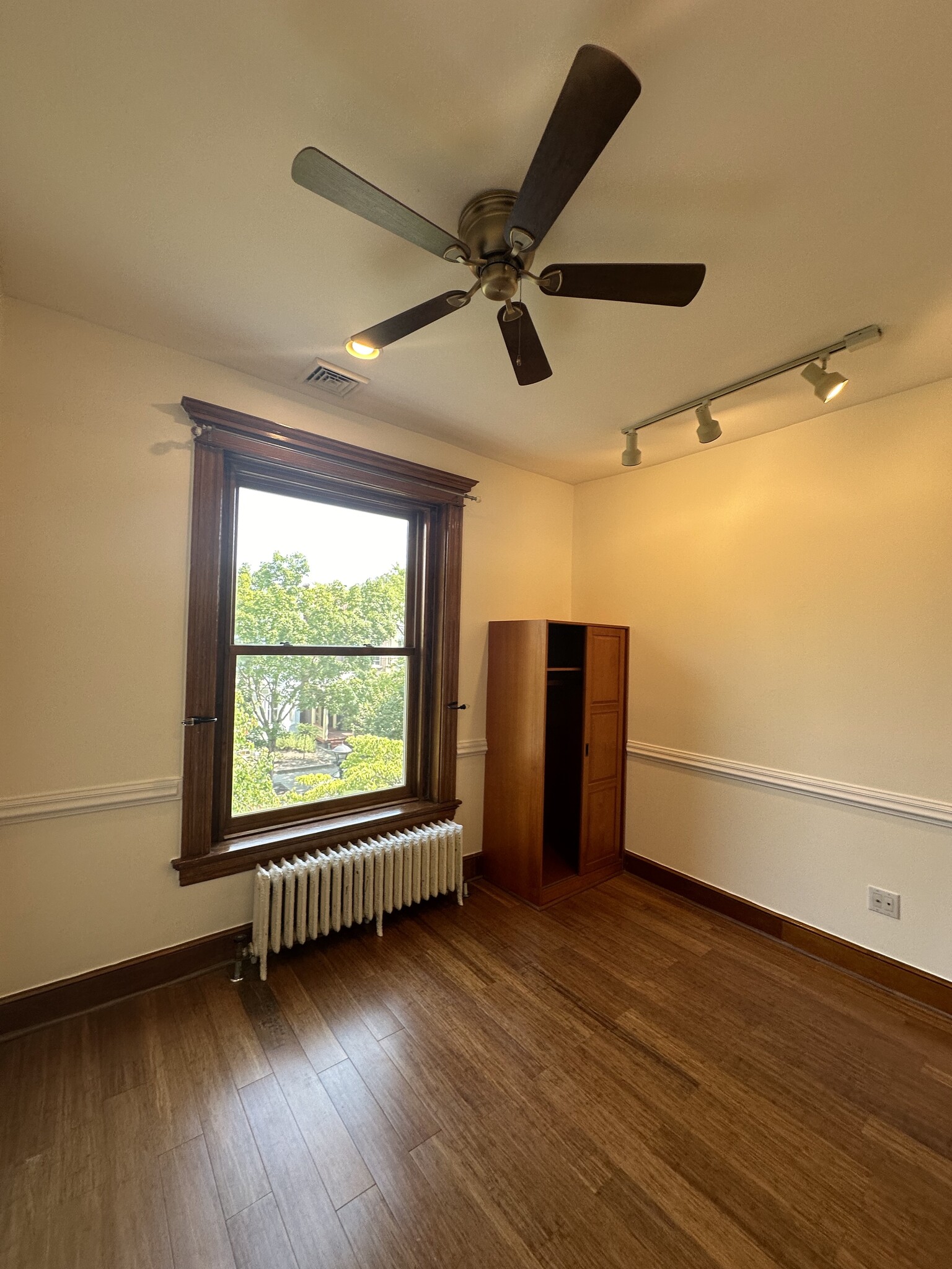 Bedroom 3: Great natural light - 2329 W Grace St