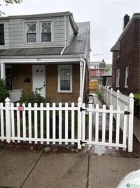 Building Photo - 807 Dellwood St