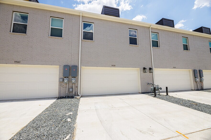 Building Photo - 9939 Schramm St