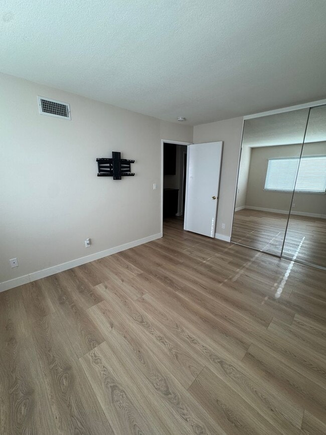 Building Photo - Charming Cul de Sac Home with Spacious Yard and Renovated Interior