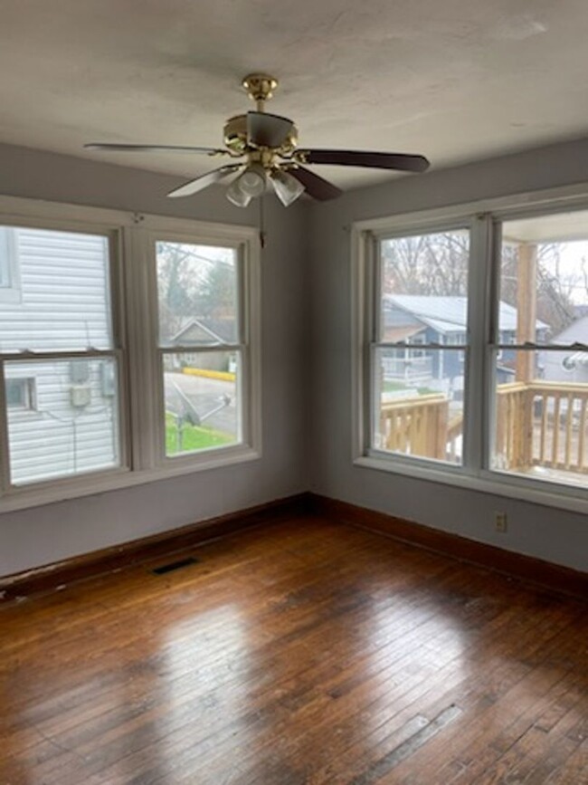 Building Photo - Three Bedroom Home in Charleston