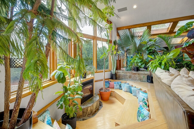 Building Photo - 8280 Queen St