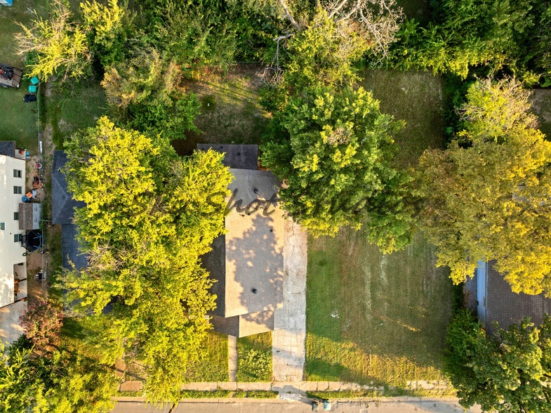 Building Photo - 323 W Cherry St