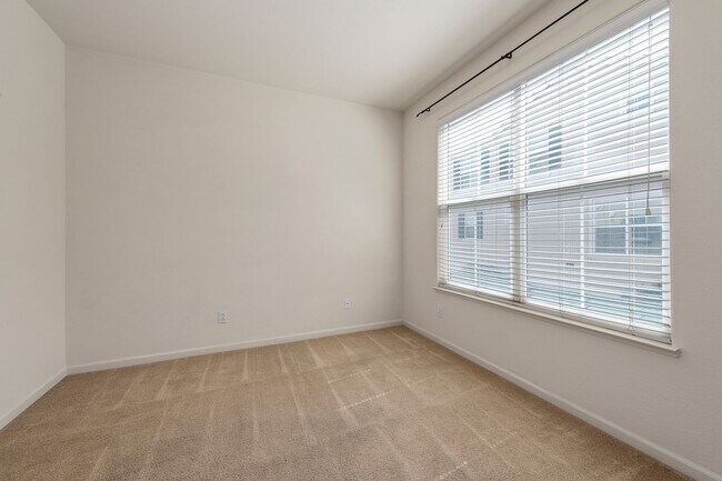 Building Photo - Spacious Tri-Level Home - Great Downtown S...