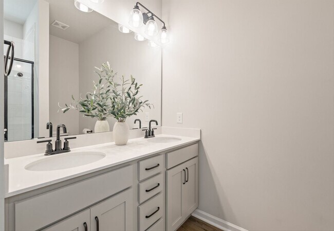 Building Photo - Modern Moncks Corner Home!