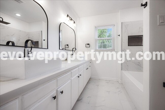 Building Photo - BEAUTIFUL EAST MEMPHIS 4/2!