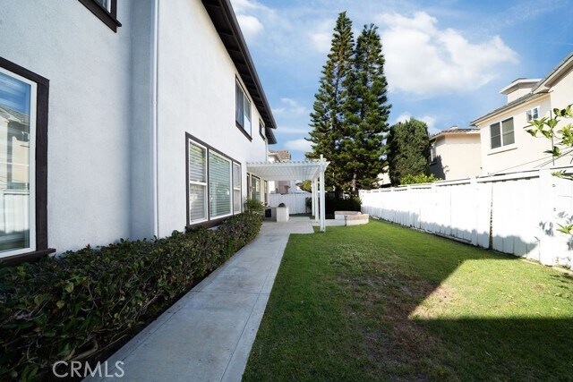 Building Photo - 6 Petria