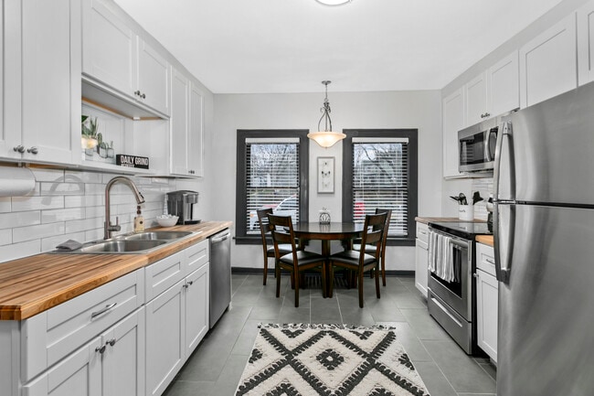 Building Photo - 1143 W 41st Terrace