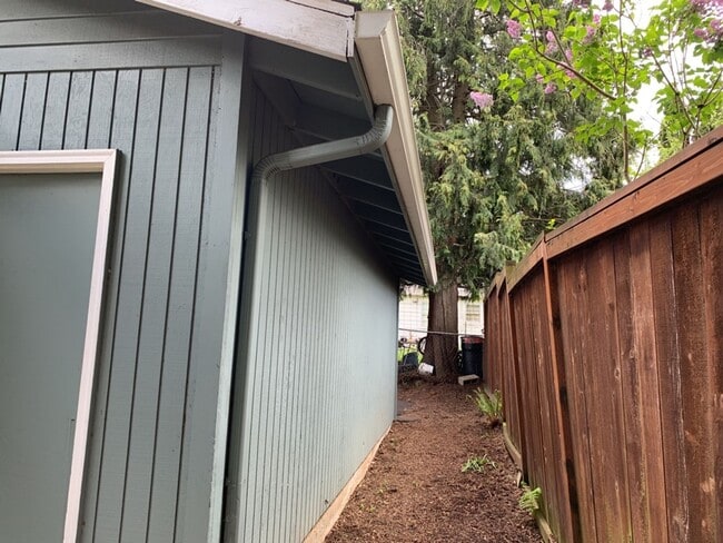 Building Photo - 3 Bed 2 Bath House~ Kenton Neighborhood~ Large Trees plus  W/D Hook Ups!