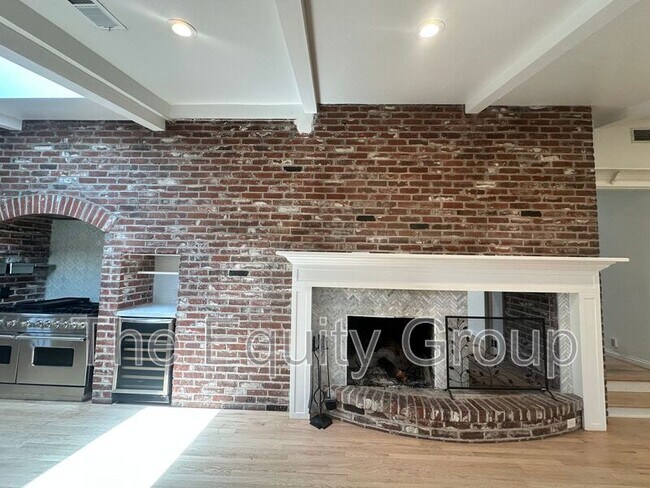 Building Photo - 1531 W Laurel Ave