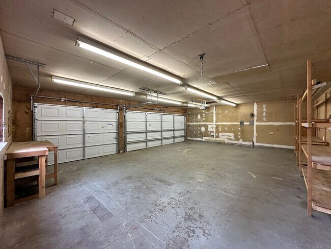 Building Photo - University Place 5 bedroom! Pet Friendly!