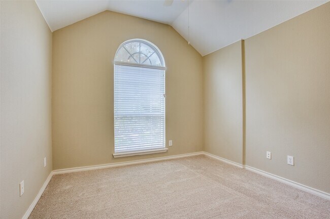 Building Photo - 3021 Sawtooth Dr