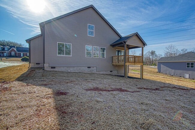 Building Photo - 4 Bedroom, 3 Bath Home with 2 Car Garage i...