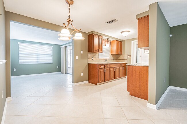 Building Photo - 7715 Sue Ellen Dr