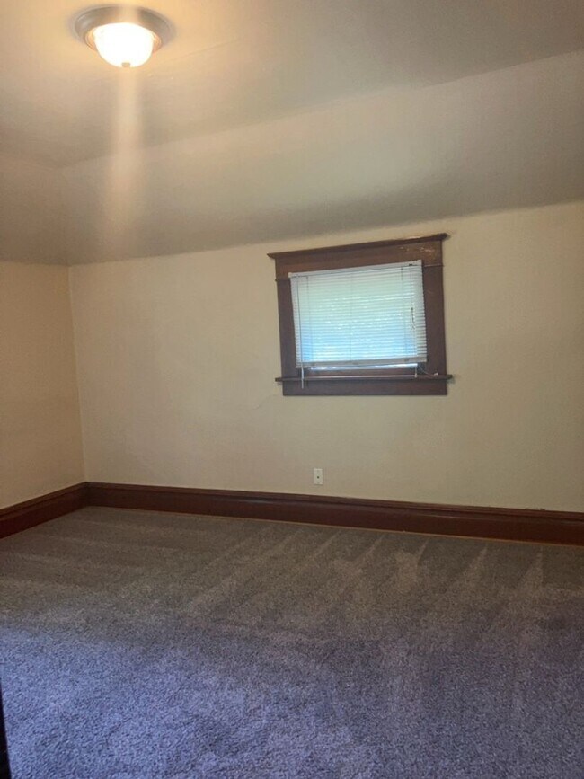 Building Photo - 5 bedroom, 2 bath home available in York neighborhood!