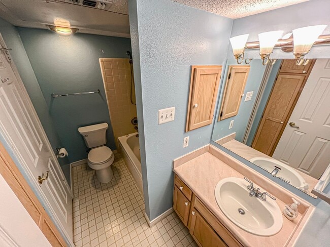 Building Photo - Charming 1 Bed 1 Bath Unit With Private Ba...