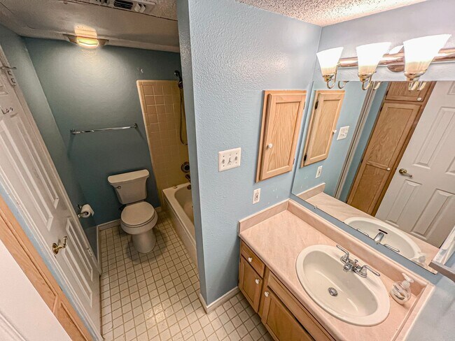 Building Photo - Charming 1 Bed 1 Bath Unit With Private Balcony In The Fountains At McLean - Water Included