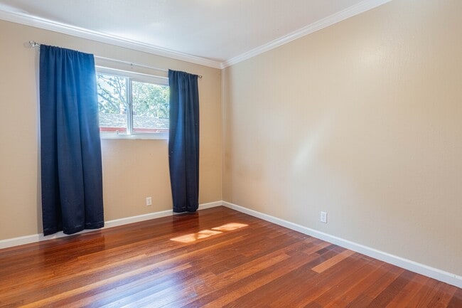 Building Photo - 833 2nd St